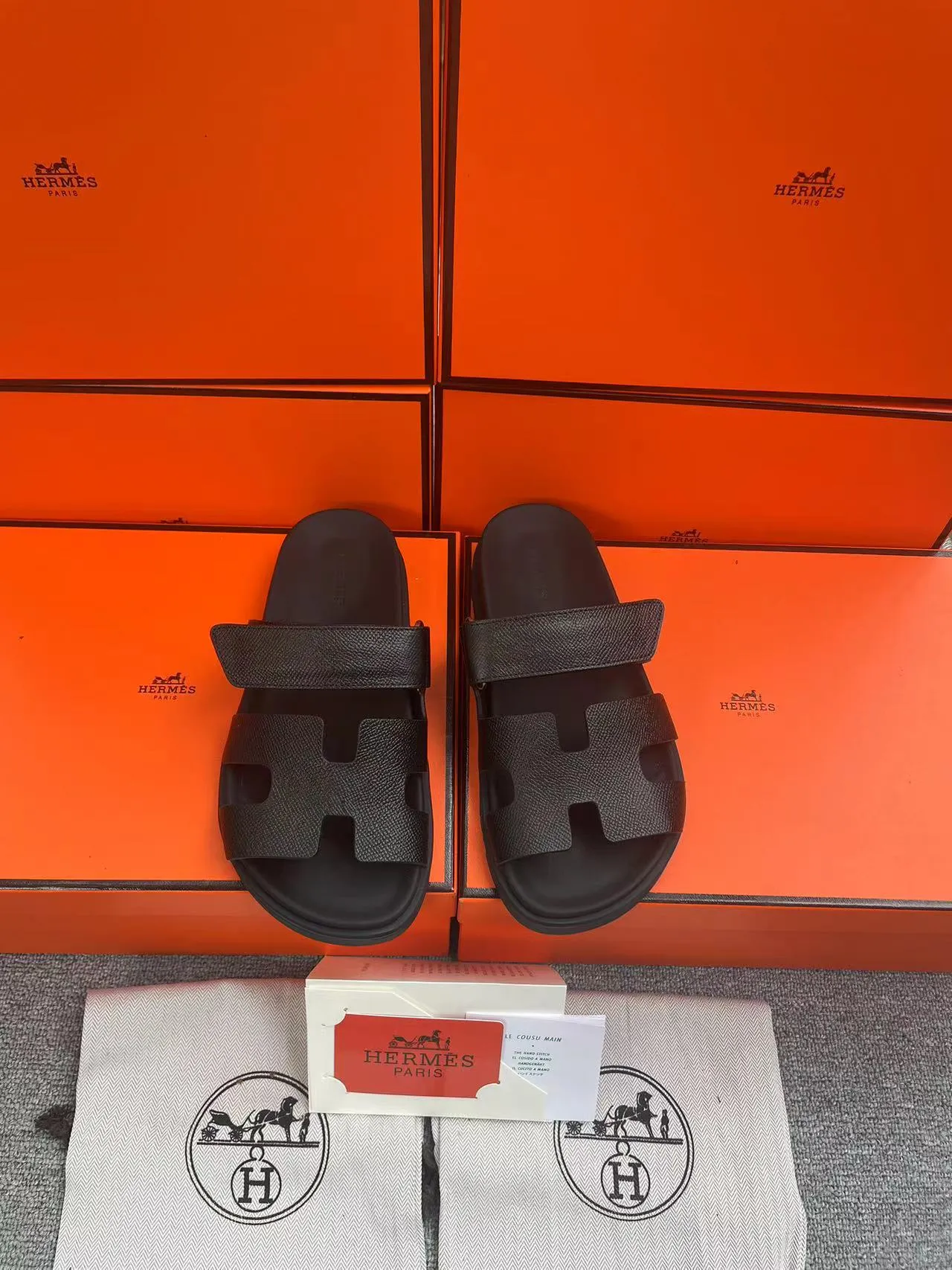 👟👟Ex-factory price 480👟👟, H HERMES is the same style for men and women, the couple's second uncle shoes that have become very popular recently - sandals, paired with various colorful socks, very trendy ✅Upper: imported mixed sheepskin and deerskin ✅Inner: imported mixed sheepskin ✅Outsole: Tpu non-slip and wear-resistant outsole ✅Size: women's 35-42. Male 38-46